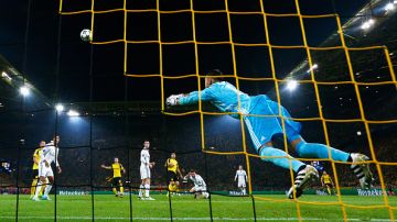 Keylor Navas rechazó un balón que pudo haber tomado que culminó en el primer gol del BVB.