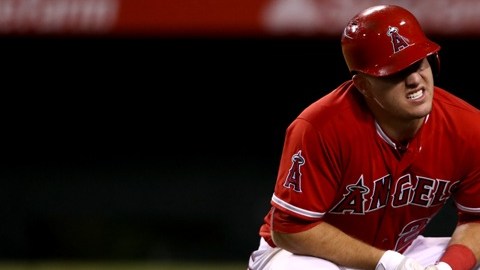 Mike Trout, doliéndose del golpe que le dio John Axford.