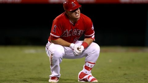 Mike Trout, doliéndose del golpe que le dio John Axford.