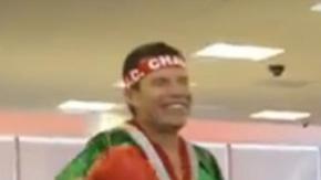 En plena grabación del comercial JC Chávez, Gio dos Santos y la mascota del LA Galaxy.