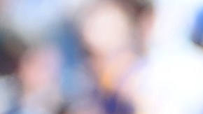 Case Keenum entrega el ovoide a Todd Gurley en juego de la semana 2.