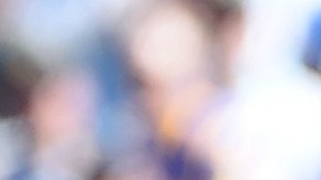 Case Keenum entrega el ovoide a Todd Gurley en juego de la semana 2.