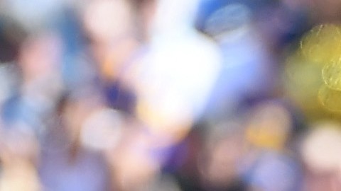 Case Keenum entrega el ovoide a Todd Gurley en juego de la semana 2.