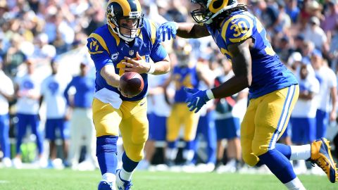 Case Keenum entrega el ovoide a Todd Gurley en juego de la semana 2.