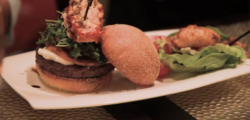 Video: ¿A qué sabe una hamburguesa de $700 contra una de $3?