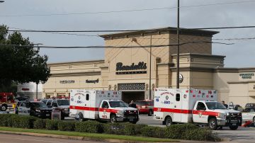 Ambulancias atienden a los heridos en el centro comercial de Houston, Texas.