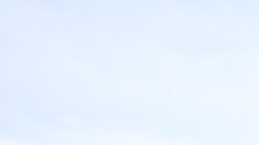 Sidronio Morales señala el camino que tiene que tomar su hijo en busca de señal de internet. Gardenia Mendoza.