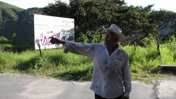Sidronio Morales señala el camino que tiene que tomar su hijo en busca de señal de internet. Gardenia Mendoza.
