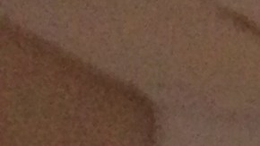 Julio Urías (der.), enfundado en la casa de los Tomateros, posa con Héctor "Chino" Ley (izq.), directivo del equipo, y Jesús Valdés, presidente municipal electo de Culiacán.