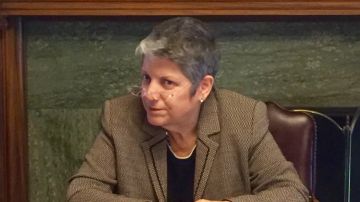 La presidenta de la Universidad de California, Janet Napolitano dijo a reporteros étnicos que una de sus más grandes prioridades es aumentar la diversidad en los campus. (Araceli Martínez/La Opinión).