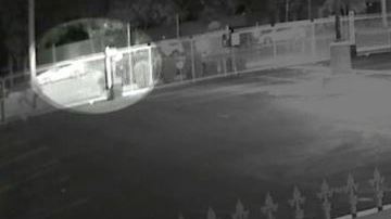 Imágenes de una cámara de seguridad muestran que el joven no se enfrentó a los agentes como éstos afirmaron, sino que salió corriendo.