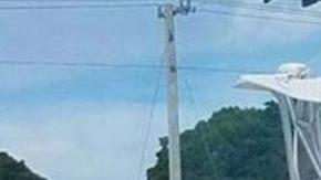 El bote en el que José Fernández perdió la vida es remolcado por autoridades de Miami.