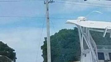 El bote en el que José Fernández perdió la vida es remolcado por autoridades de Miami.