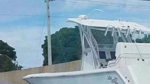 El bote en el que José Fernández perdió la vida es remolcado por autoridades de Miami.