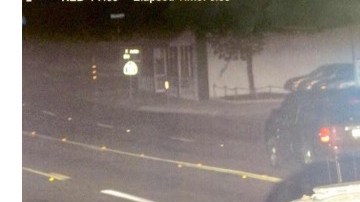 Un individuo disfrazado saluda a la cámara de tráfico tras saltarse un semáforo manejando un coche de la policía de San Bernardino.