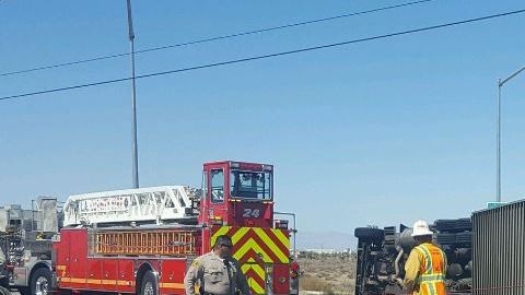 Los bomberos de Los Ángeles intentan extraer a los terneros.
