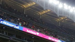 David Ortiz se quita su gorra para agradecer la ovación de los aficionados en el Yankee Stadium.