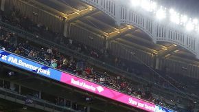David Ortiz se quita su gorra para agradecer la ovación de los aficionados en el Yankee Stadium.