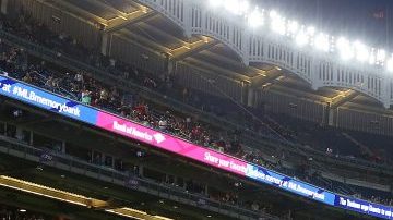 David Ortiz se quita su gorra para agradecer la ovación de los aficionados en el Yankee Stadium.