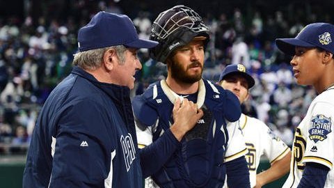 La serie de televisión 'Pitch' se trata del asombroso ascenso de la lanzadora Ginny Baker (der.), quien es contratada por los Padres de San Diego.