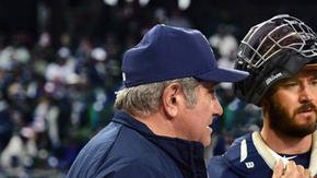 La serie de televisión 'Pitch' se trata del asombroso ascenso de la lanzadora Ginny Baker (der.), quien es contratada por los Padres de San Diego.