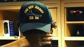 Kenley Jansen, Justin Turner y Adrián González vistieron sus playeras de "No me mires" en alusión a la provocación de Madison Bumgarner, pitcher de los Gigantes, para Yasiel Puig.