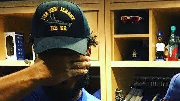 Kenley Jansen, Justin Turner y Adrián González vistieron sus playeras de "No me mires" en alusión a la provocación de Madison Bumgarner, pitcher de los Gigantes, para Yasiel Puig.