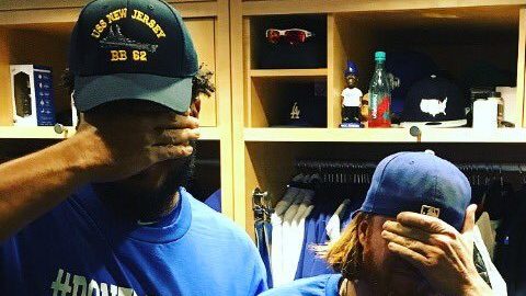 Kenley Jansen, Justin Turner y Adrián González vistieron sus playeras de "No me mires" en alusión a la provocación de Madison Bumgarner, pitcher de los Gigantes, para Yasiel Puig.