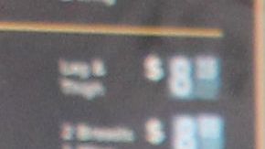 Jessye Zambrano (i) atiende al público mientras su jefa, la empresaria Michaela Ivri Mendelsohn (c) habla con otra trabajadora. /  EFE