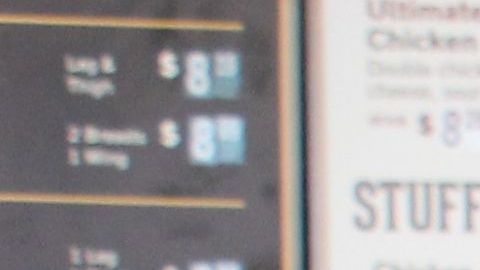 Jessye Zambrano (i) atiende al público mientras su jefa, la empresaria Michaela Ivri Mendelsohn (c) habla con otra trabajadora. /  EFE