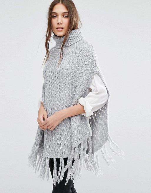 El poncho de hoy se ve con cuello tortuga y flecos más separados, definidos y largos que los del tradicional. Disponible en ASOS. Costo: $52