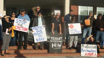 Manifestantes frente al Ayuntamiento de Richmond, donde apoyaron la propuesta de un moratorio a los desalojos de vivienda.