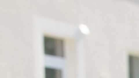 El marroquí Mehdi (d) muestra sus heridas un día después de la disputa entre un grupo de 80 ultraderechistas y una veintena de refugiados en Bautzen, Alemania.