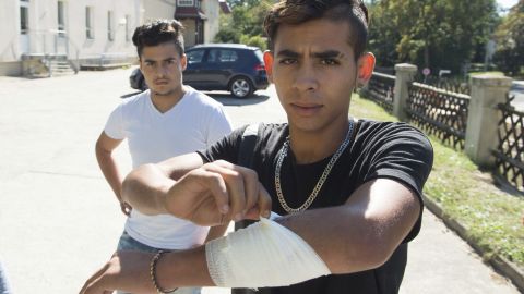 El marroquí Mehdi (d) muestra sus heridas un día después de la disputa entre un grupo de 80 ultraderechistas y una veintena de refugiados en Bautzen, Alemania.