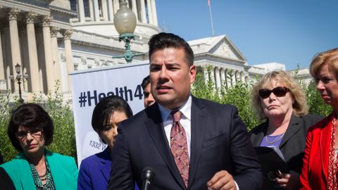 El senador Ricardo Lara de Bell Gardens, patrocinador de SB 562, redactó la iniciativa en conjunto con la senadora Toni Atkins de San Diego.