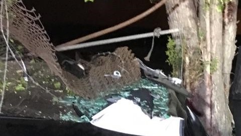 Los bomberos tuvieron que utilizar tenazas hidraúlicas para liberar al agente del Sheriff y al preso. /Cortesía del Sheriff