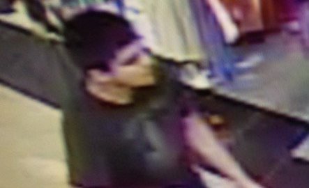 Sospechoso buscado por el tiroteo en un centro comercial en Burlington, Washington.