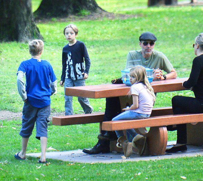 Los tres hijos biológicos de Brad y Angelina han sido vistos con el hermano de ella jugando en su casa de Los Ángeles.