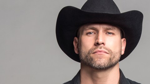 Rafael Amaya da vida a Aurelio Casillas en "El Señor De Los Cielos"