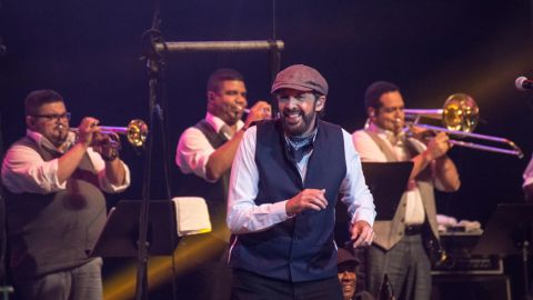 Juan Luis Guerra junto a su banda