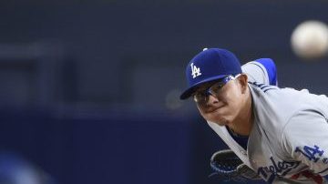 Julio Urías lanza en el primer inning en San Diego.