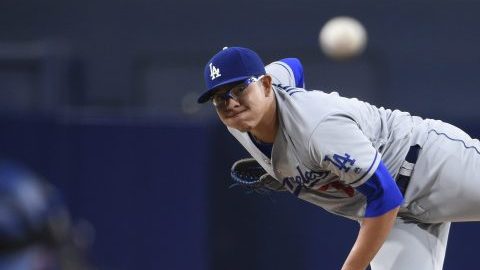 Julio Urías lanza en el primer inning en San Diego.