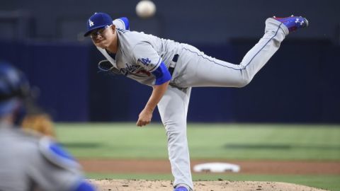 Julio Urías lanza en el primer inning en San Diego.