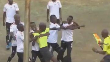 Increíble pelea en el fútbol de Zimbawe.
