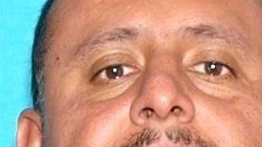 José Guzman asesinó a su esposa y luego se dio a la fuga; la policía advierte que podría estar armado.