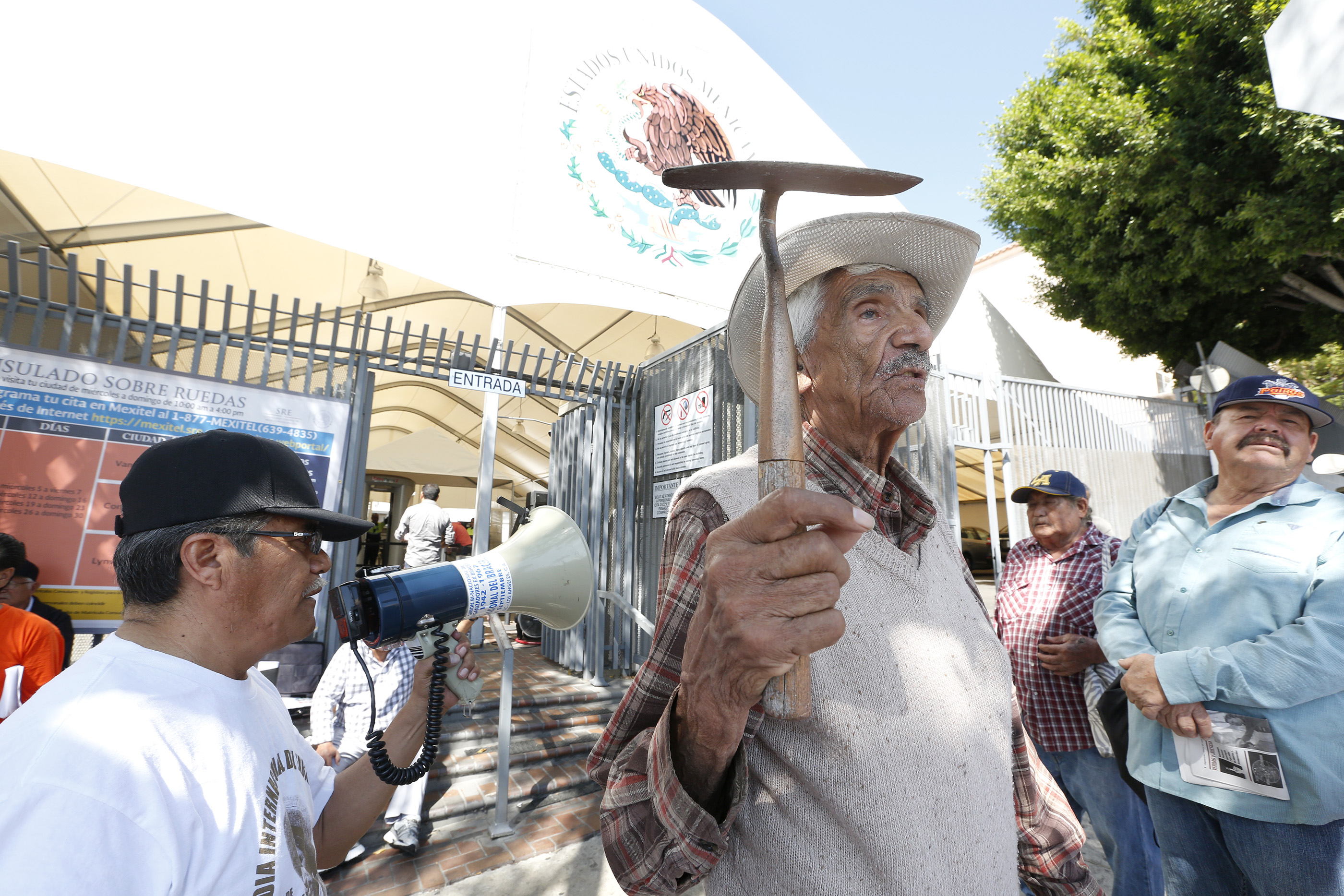 Manuel Becerra dice que el gobierno de México le adeuda más dinero por lo que les quitaban semanalmente cuando era parte del Programa Bracero entre 1954 y 1962. (Aurelia Ventura/ La Opinion)