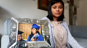 Lizbeth Mateo muestra una foto de su graduación de la escuela de leyes en la Universidad de Santa Clara. (Aurelia Ventura/ La Opinion)