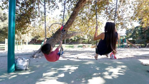 Faltan parques en las comunidades de color. (Photo Aurelia Ventura/ La Opinion)