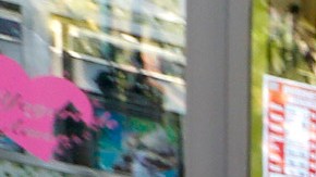 10/21/16/ LOS ANGELES/Nanette Barragan, attorney and candidate for the United States House of Representatives in California's 44th district, speaks with residents of Lynwood while visiting Plaza Mexico. (Photo Aurelia Ventura/ La Opinion)