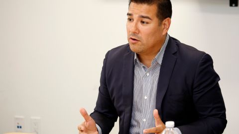 El senador Ricardo Lara fue el autor de la ley, que establece una comisión para redefinir los límites de los distritos de los supervisores del condado de acuerdo al censo de 2020.